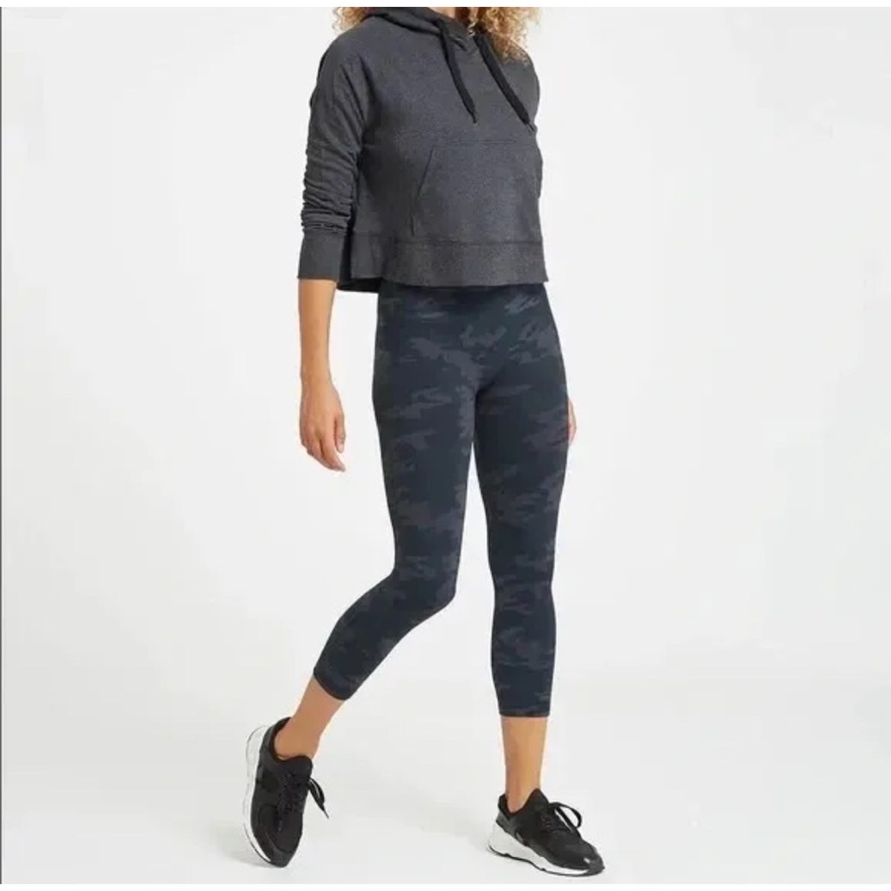 SPANX CROPPED BLACK CAMO SEAMLESS LEGGINGS SIZE MEDIUM NWT